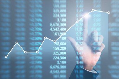 Bir ekrandaki resimli grafikler borsa finansal verileri analiz ediliyor
