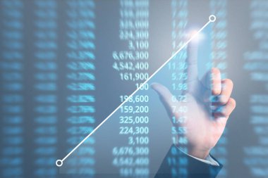 Bir ekrandaki resimli grafikler borsa finansal verileri analiz ediliyor