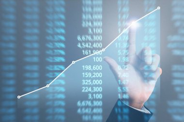 Bir ekrandaki resimli grafikler borsa finansal verileri analiz ediliyor