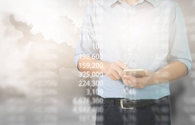 Bir ekrandaki resimli grafikler borsa finansal verileri analiz ediliyor