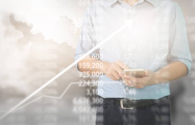 Bir ekrandaki resimli grafikler borsa finansal verileri analiz ediliyor