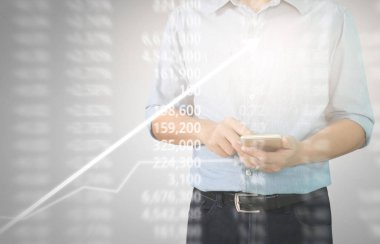 Bir ekrandaki resimli grafikler borsa finansal verileri analiz ediliyor