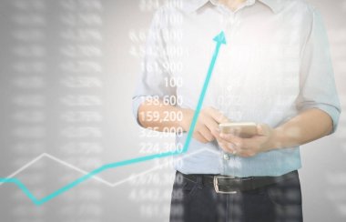 Bir ekrandaki resimli grafikler borsa finansal verileri analiz ediliyor