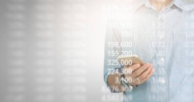 Bir ekrandaki resimli grafikler borsa finansal verileri analiz ediliyor