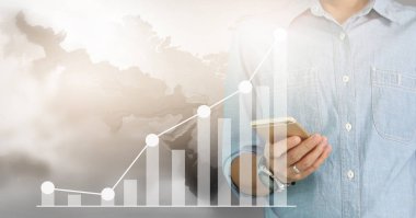 Bir ekrandaki resimli grafikler borsa finansal verileri analiz ediliyor