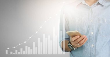 Bir ekrandaki resimli grafikler borsa finansal verileri analiz ediliyor