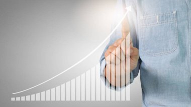 Bir ekrandaki resimli grafikler borsa finansal verileri analiz ediliyor