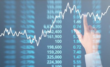 Bir ekrandaki resimli grafikler borsa finansal verileri analiz ediliyor