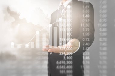 Bir ekrandaki resimli grafikler borsa finansal verileri analiz ediliyor