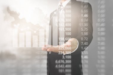 Bir ekrandaki resimli grafikler borsa finansal verileri analiz ediliyor