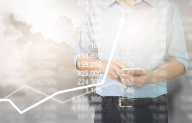 Bir ekrandaki resimli grafikler borsa finansal verileri analiz ediliyor