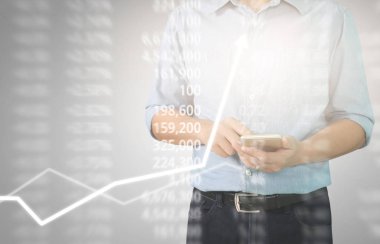 Bir ekrandaki resimli grafikler borsa finansal verileri analiz ediliyor