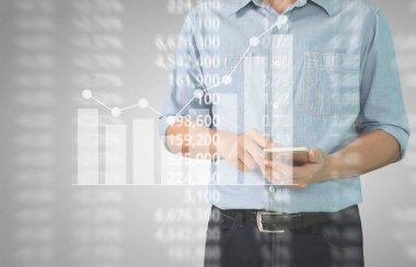 Bir ekrandaki resimli grafikler borsa finansal verileri analiz ediliyor