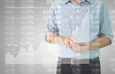 Bir ekrandaki resimli grafikler borsa finansal verileri analiz ediliyor