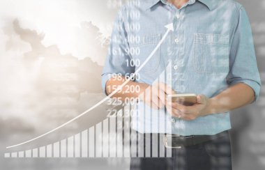 Bir ekrandaki resimli grafikler borsa finansal verileri analiz ediliyor