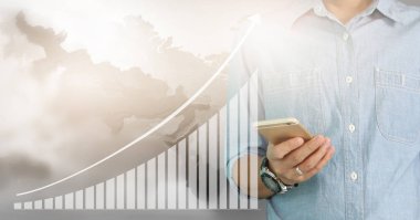 Bir ekrandaki resimli grafikler borsa finansal verileri analiz ediliyor