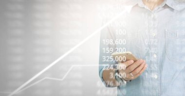 Bir ekrandaki resimli grafikler borsa finansal verileri analiz ediliyor