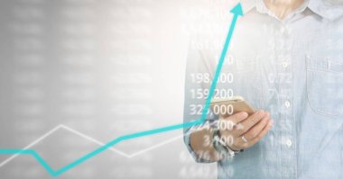 Bir ekrandaki resimli grafikler borsa finansal verileri analiz ediliyor