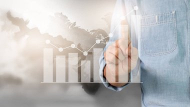 Bir ekrandaki resimli grafikler borsa finansal verileri analiz ediliyor