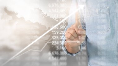 Bir ekrandaki resimli grafikler borsa finansal verileri analiz ediliyor