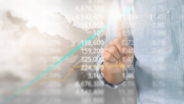 Bir ekrandaki resimli grafikler borsa finansal verileri analiz ediliyor