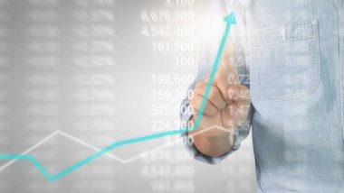 Bir ekrandaki resimli grafikler borsa finansal verileri analiz ediliyor