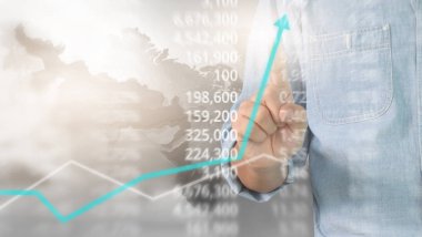 Bir ekrandaki resimli grafikler borsa finansal verileri analiz ediliyor