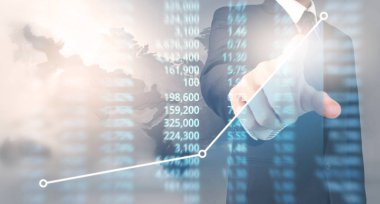 Bir ekrandaki resimli grafikler borsa finansal verileri analiz ediliyor