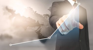 Bir ekrandaki resimli grafikler borsa finansal verileri analiz ediliyor