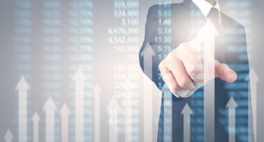 Bir ekrandaki resimli grafikler borsa finansal verileri analiz ediliyor