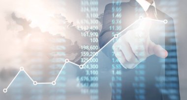 Bir ekrandaki resimli grafikler borsa finansal verileri analiz ediliyor