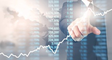 Bir ekrandaki resimli grafikler borsa finansal verileri analiz ediliyor