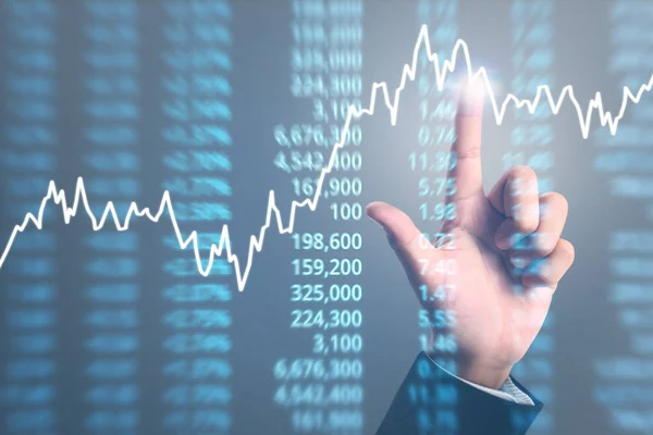 画面上の図表の株式市場の財務データの分析 — ストック写真