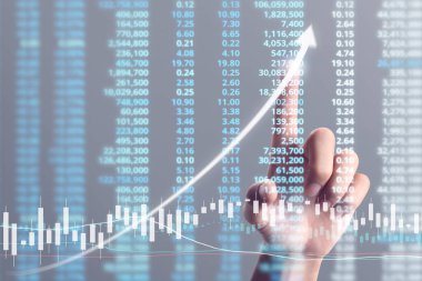 İşadamı, işinde grafik büyümesi ve grafik artışı için olumlu göstergeler planlıyor