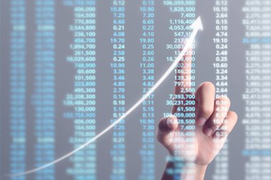 İşadamı, işinde grafik büyümesi ve grafik artışı için olumlu göstergeler planlıyor