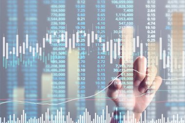 İşadamı, işinde grafik büyümesi ve grafik artışı için olumlu göstergeler planlıyor