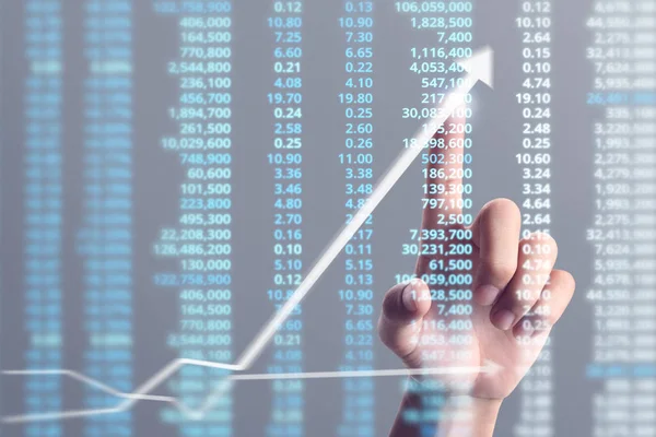 İşadamı, işinde grafik büyümesi ve grafik artışı için olumlu göstergeler planlıyor