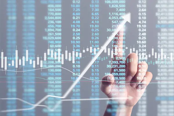 İşadamı, işinde grafik büyümesi ve grafik artışı için olumlu göstergeler planlıyor