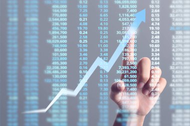 İşadamı, işinde grafik büyümesi ve grafik artışı için olumlu göstergeler planlıyor