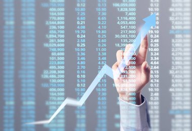 İşadamı, işinde grafik büyümesi ve grafik artışı için olumlu göstergeler planlıyor