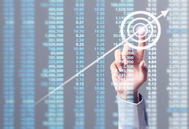 İşadamı, işinde grafik büyümesi ve grafik artışı için olumlu göstergeler planlıyor