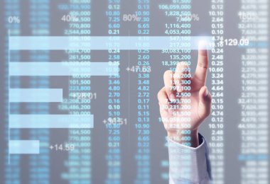 İşadamı, işinde grafik büyümesi ve grafik artışı için olumlu göstergeler planlıyor