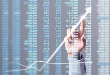 İşadamı, işinde grafik büyümesi ve grafik artışı için olumlu göstergeler planlıyor