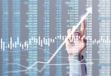 İşadamı, işinde grafik büyümesi ve grafik artışı için olumlu göstergeler planlıyor