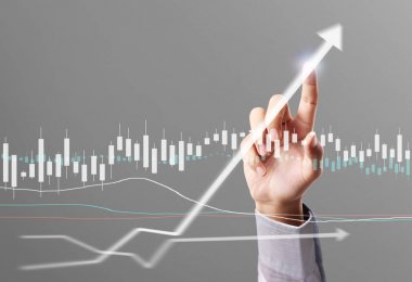 İşadamı, işinde grafik büyümesi ve grafik artışı için olumlu göstergeler planlıyor