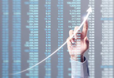 İşadamı, işinde grafik büyümesi ve grafik artışı için olumlu göstergeler planlıyor