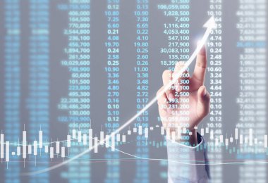 İşadamı, işinde grafik büyümesi ve grafik artışı için olumlu göstergeler planlıyor