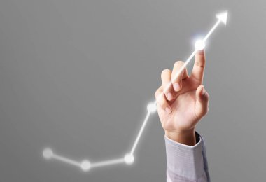 İşadamı, işinde grafik büyümesi ve grafik artışı için olumlu göstergeler planlıyor