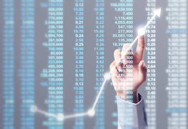 İşadamı, işinde grafik büyümesi ve grafik artışı için olumlu göstergeler planlıyor