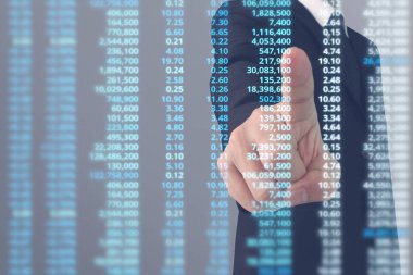 İşadamı, işinde grafik büyümesi ve grafik artışı için olumlu göstergeler planlıyor